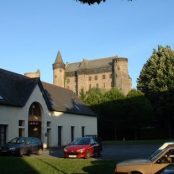 Le château de Vitré vu du parking de la Résidence Habitat Jeunes TREMPLIN