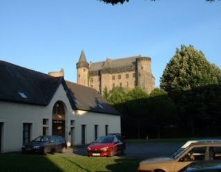 Le château de Vitré vu du parking de la Résidence Habitat Jeunes TREMPLIN